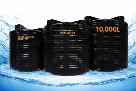 Three black water storage tanks with capacities of 3000L, 5000L, and 10000L displayed with water splashes on blue background